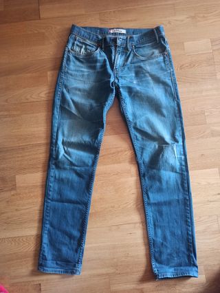 Pantalones Levis 519 Slim de segunda mano por 15 EUR en Luanco en WALLAPOP