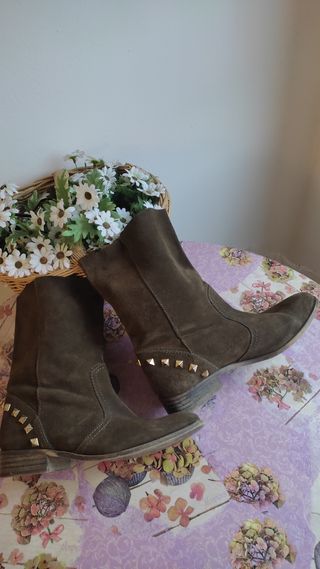 Botines serraje Stradivarius de segunda mano por 5 EUR en Burgos en WALLAPOP