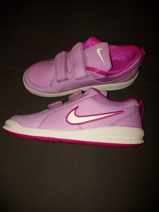 Zapatillas deportiva Nike morada y rosa talla 34 de segunda mano por 20 EUR  en Móstoles en WALLAPOP