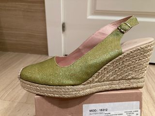 Zapatillas cuña de esparto altas verde champán de segunda mano por 25 EUR  en Albacete en WALLAPOP