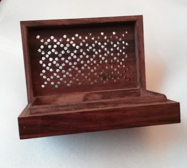 Cajita de madera con incrustaciones