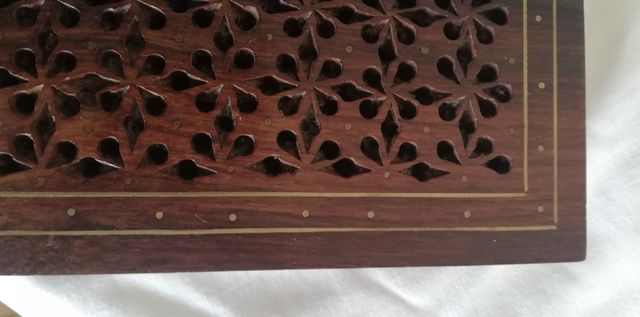 Cajita de madera con incrustaciones