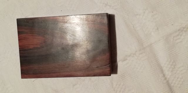 Cajita de madera con incrustaciones