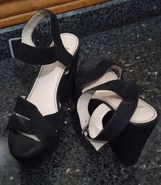 Sandalias negras con cuña de segunda mano por 3,5 EUR en Valencia en  WALLAPOP