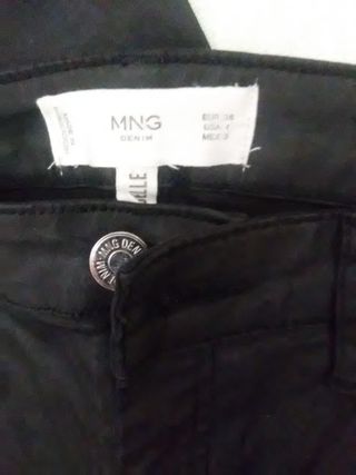 Pantalón mango encerado negro de segunda mano por 9 EUR en Fuengirola en  WALLAPOP