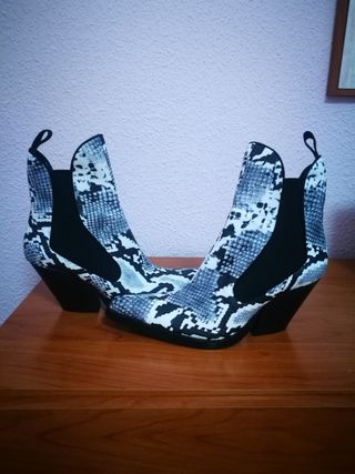 Bota cowboy estampado serpiente Zara de segunda mano por 16 EUR en  Santander en WALLAPOP