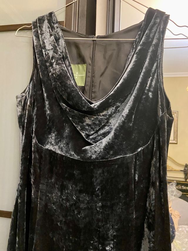 Vestido largo de terciopelo azul.