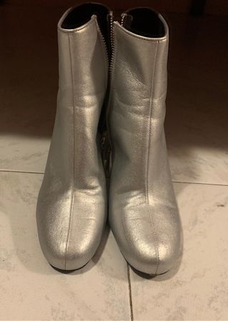 Botines plateados Zara de segunda mano por 10 EUR en Talavera de la Reina  en WALLAPOP