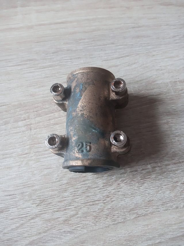 Fontanería Agarradera tubo 25