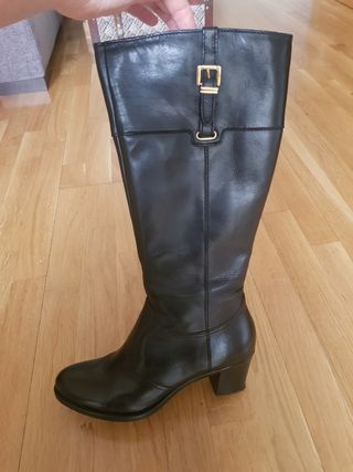 Botas piel mujer negras. de segunda mano por 30 EUR en Madrid en WALLAPOP