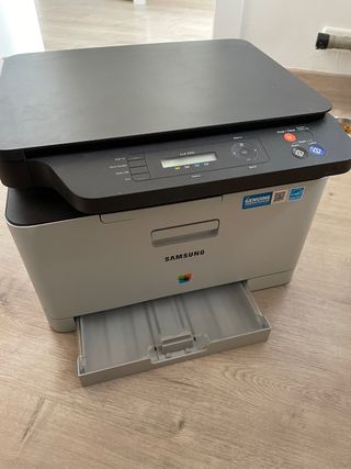 Impresora láser color Samsung CLX-3305 de segunda mano por 50 EUR en Sant  Esteve Sesrovires en WALLAPOP
