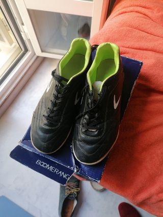 Botas fútbol sala de segunda mano por 3 EUR en Sevilla en WALLAPOP