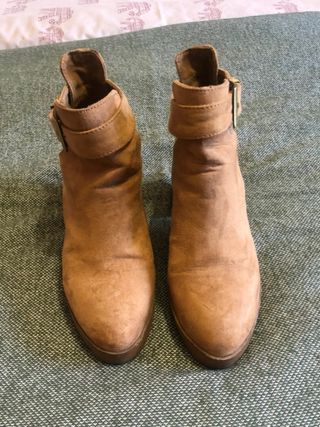 Botines con tacón color camel de segunda mano por 12 EUR en Las Rozas de  Madrid en WALLAPOP