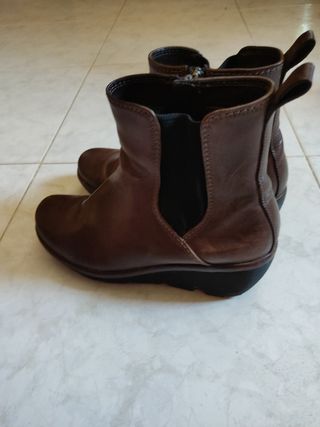 Botines CLARKS mujer de segunda mano por 11 EUR en Terrassa en WALLAPOP