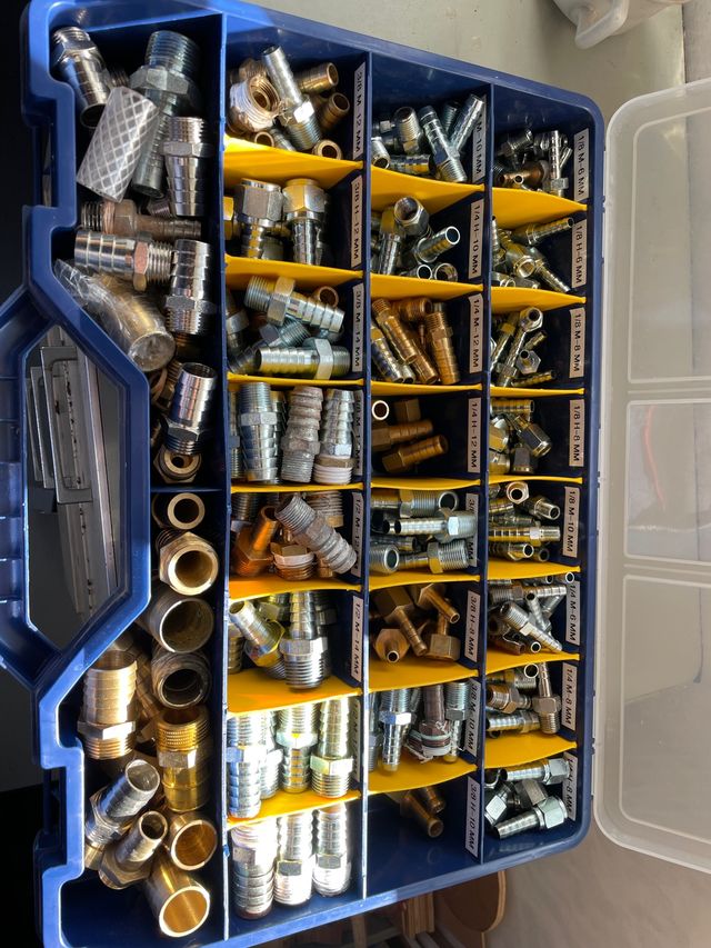 Rubinetti in metallo per tubi flessibili.