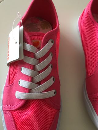 Zapatillas El Corte Inglés rosa fuerte y verde de segunda mano por 8 EUR en  Torrevieja en WALLAPOP
