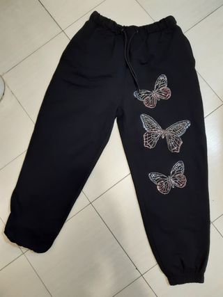 Pantalón jogger mariposas de segunda mano por 12 EUR en Ávila en WALLAPOP