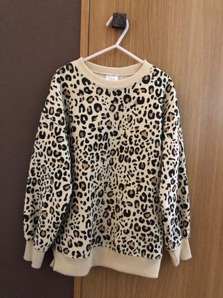 Sudadera animal print Zara de segunda mano por 10 EUR en Boadilla del Monte  en WALLAPOP