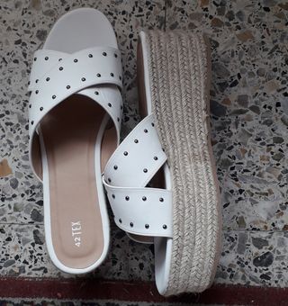 Zuecos mujer talla 42 de segunda mano por 10 EUR en Miranda de Ebro en  WALLAPOP