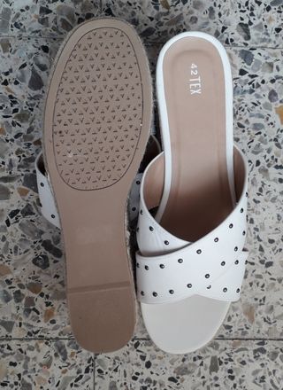 Zuecos mujer talla 42 de segunda mano por 10 EUR en Miranda de Ebro en  WALLAPOP