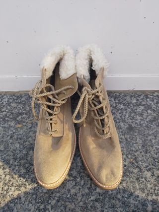 Bota con borreguito Zara de segunda mano por 11 EUR en Bilbao en WALLAPOP