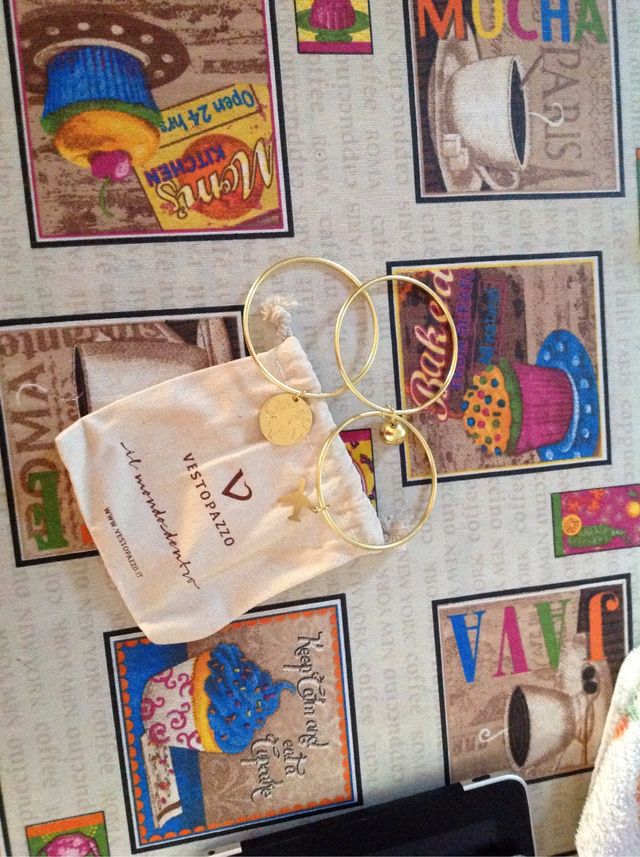 Pulseras doradas simbolizando los viajes