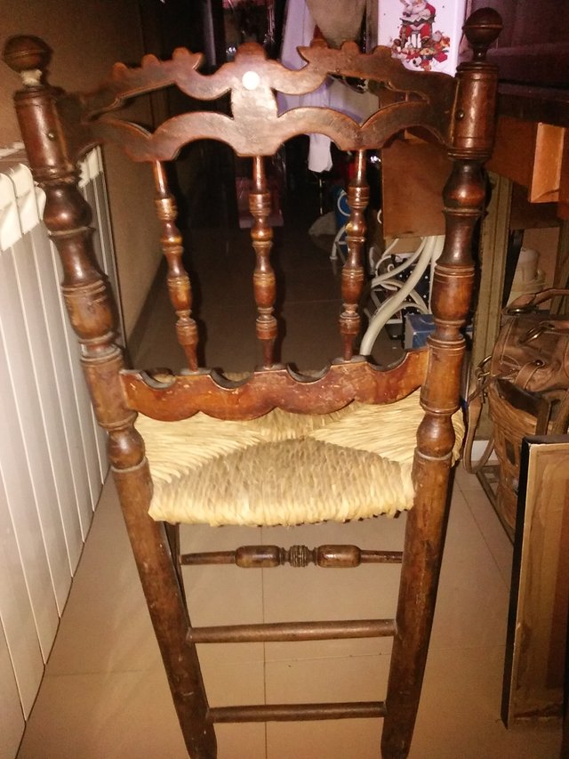 Sillas de madera antiguas de finales del siglo XIX