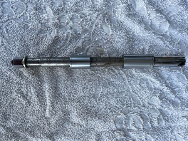 Eje delantero harley 883