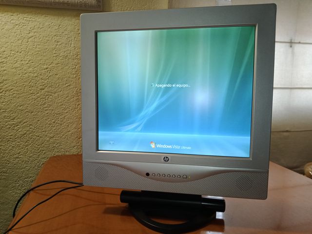 Monitor VGA de 17"  con altavoces integrados.