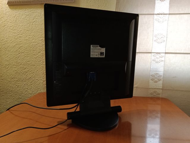 Monitor VGA de 17"  con altavoces integrados.