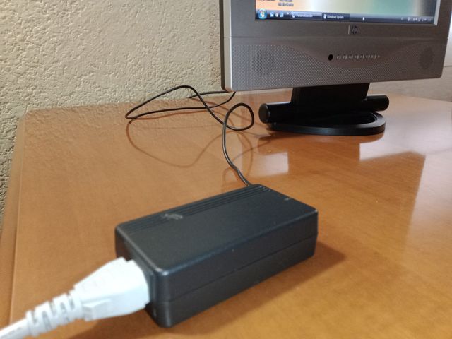 Monitor VGA de 17"  con altavoces integrados.