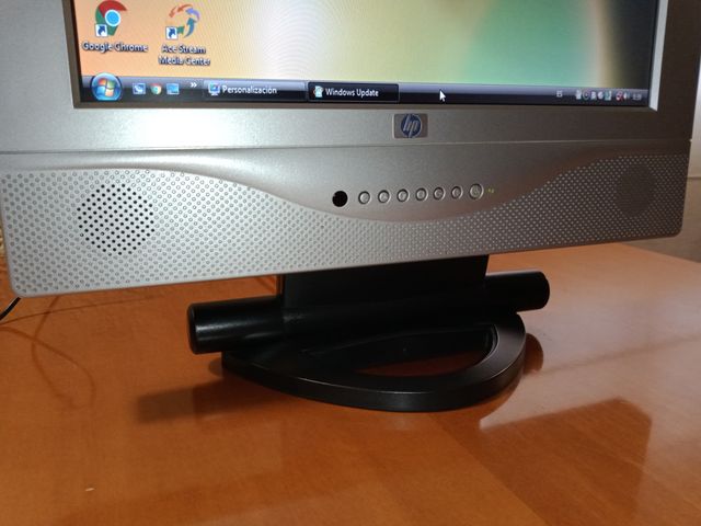 Monitor VGA de 17"  con altavoces integrados.