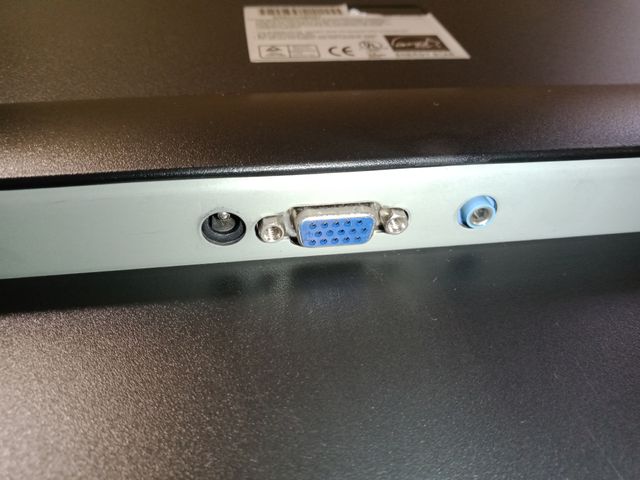 Monitor VGA de 17"  con altavoces integrados.