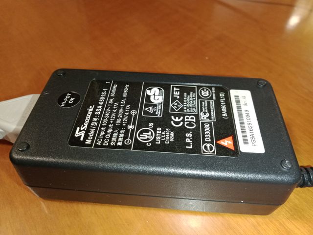 Monitor VGA de 17"  con altavoces integrados.