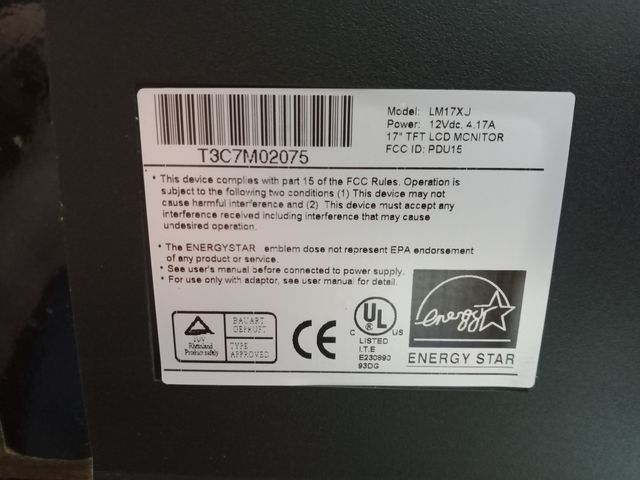 Monitor VGA de 17"  con altavoces integrados.