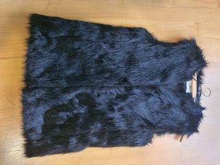 Chaleco pelo negro Bershka de segunda mano por 15 EUR en Almería en WALLAPOP