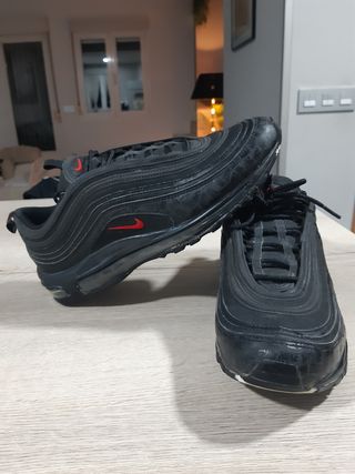 Nike airmax 97 negro y rojo de segunda mano por 90 EUR en Burgos en WALLAPOP