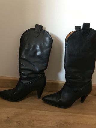 Botas piel negras UTERQÜE de segunda mano por 75 EUR en Campo Olivar en  WALLAPOP