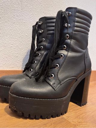 Botas plataforma Bershka de segunda mano por 15 EUR en Getafe en WALLAPOP