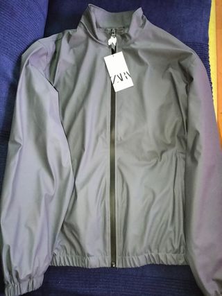 Cazadora técnica engomada ZARA de segunda mano por 19 EUR en Barcelona en  WALLAPOP