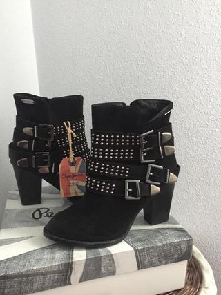 Botines negros Pepe Jeans de segunda mano por 50 EUR en Bilbao en WALLAPOP