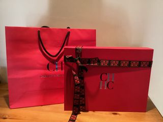 Caja con iman + lazo con bolsa Carolina Herrera de segunda mano por 10 EUR  en Madrid en WALLAPOP