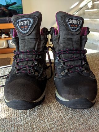 Botas de montaña mujer de segunda mano en León en WALLAPOP