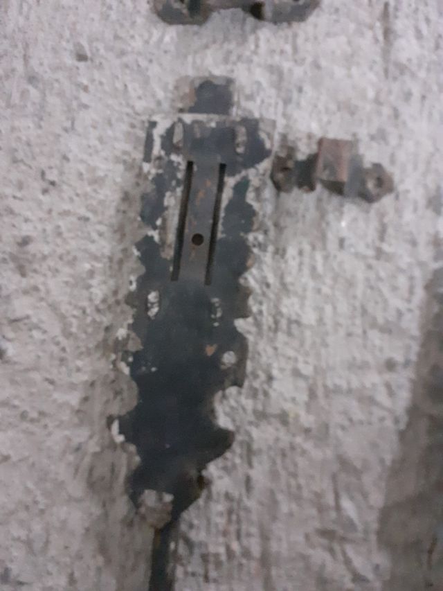 2  cerrojos portón antiguos