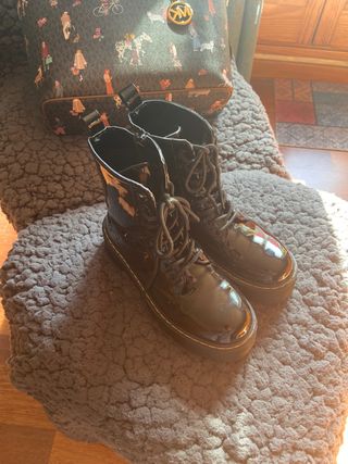 Botas estilo dr martens negras - charol de segunda mano por 15 EUR en  Cabanes de Girona en WALLAPOP