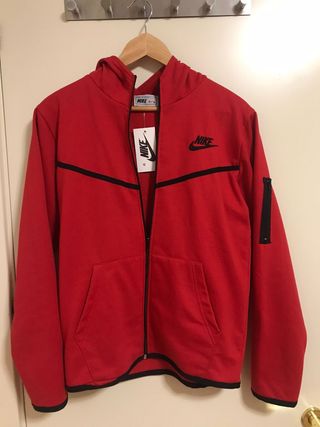 Chándal Nike Tech rojo de segunda mano por 70 EUR en Tres Cantos en WALLAPOP