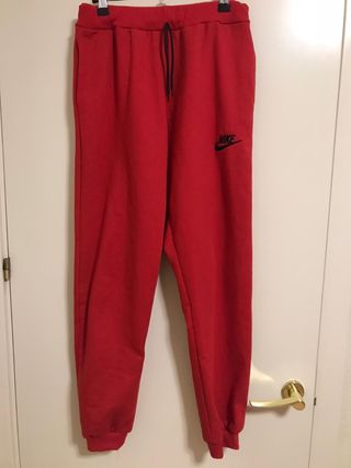 Chándal Nike Tech rojo de segunda mano por 70 EUR en Tres Cantos en WALLAPOP