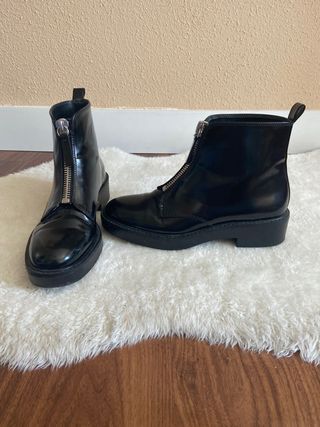 Botines planos negros zara de segunda mano por 10 EUR en Móstoles en  WALLAPOP
