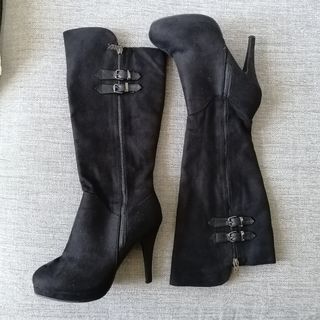 Botas altas Mustang negras de segunda mano por 10 EUR en Madrid en WALLAPOP