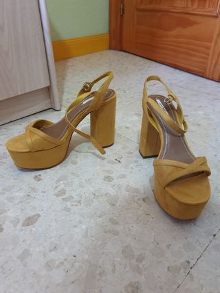 Sandalia tacón plataforma mostaza Zara de segunda mano por 15 EUR en  Sevilla en WALLAPOP